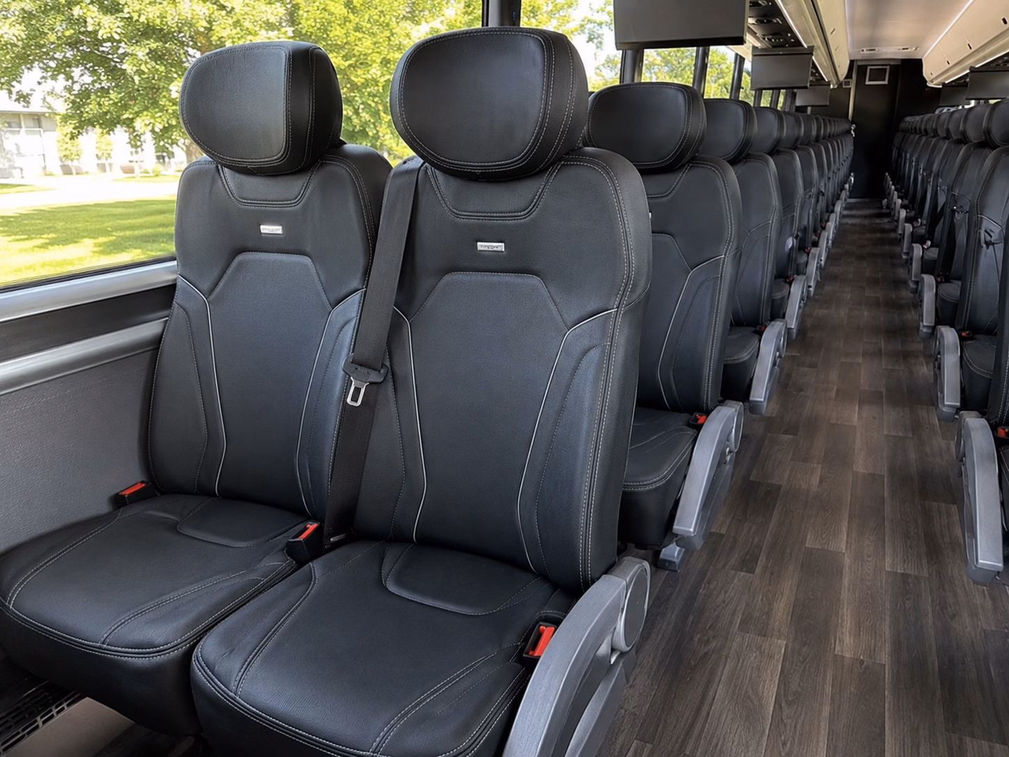 lynden and bellewood farms wine tour buses